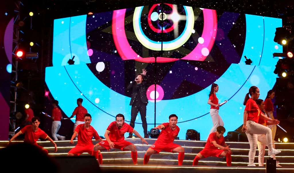 Thanh Bùi tái hiện trận đấu của đội tuyển Việt Nam trên sân Thường Châu.