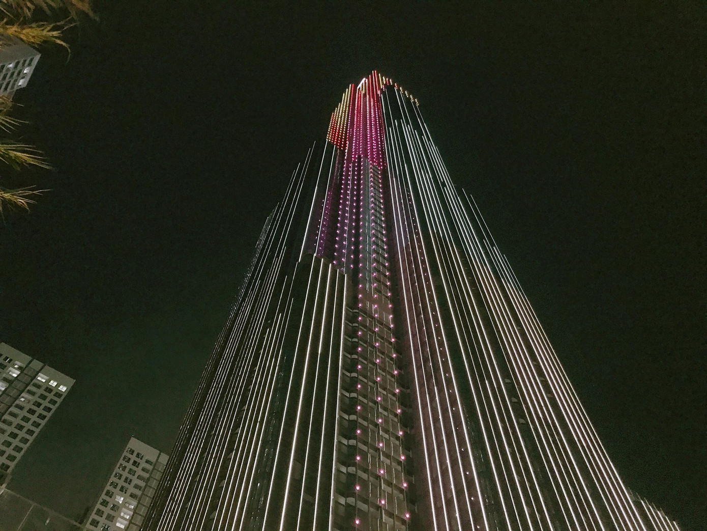 Tòa nhà Landmark được thắp đèn neon toàn bộ phần thân vào buổi tối, tạo nên cảnh quan đẹp mắt cho khu vực bờ sông Sài Gòn.