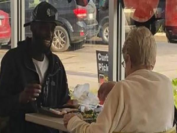 Bức ảnh anh Eric và bà Jan, do một thực khách khác tình cờ chứng kiến câu chuyện và chụp được.