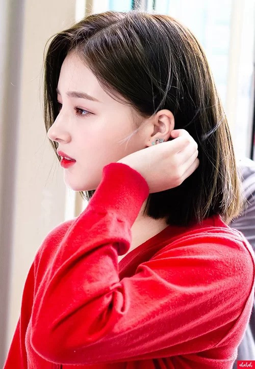 Cắt tóc ngắn, tô son đỏ tươi, Nancy (Momoland) đẹp rực rỡ như công chúa bước ra từ truyện tranh.