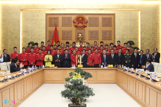 Thành viên tuyển Việt Nam bao gồm ban huấn luyện, đội ngũ nhân viên, các cầu thủ chụp ảnh lưu niệm cùng lãnh đạo Nhà nước và Liên đoàn Bóng đá Việt Nam.