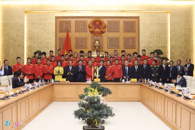 Thành viên tuyển Việt Nam bao gồm ban huấn luyện, đội ngũ nhân viên, các cầu thủ chụp ảnh lưu niệm cùng lãnh đạo Nhà nước và Liên đoàn Bóng đá Việt Nam.