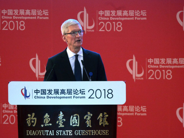 Tim Cook hầu như không đi du lịch và mỗi chuyến đi của ông đều là vì công việc. Trong năm 2017, Apple đã chi ra 93.109USD kinh phí máy bay riêng cho các chuyến đi công tác của Tim Cook.