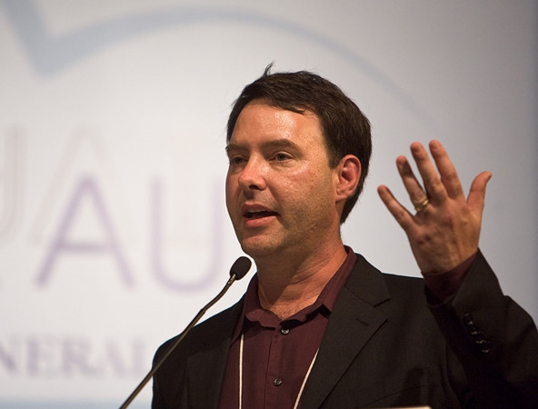 Nhà thiên văn học James Bell.