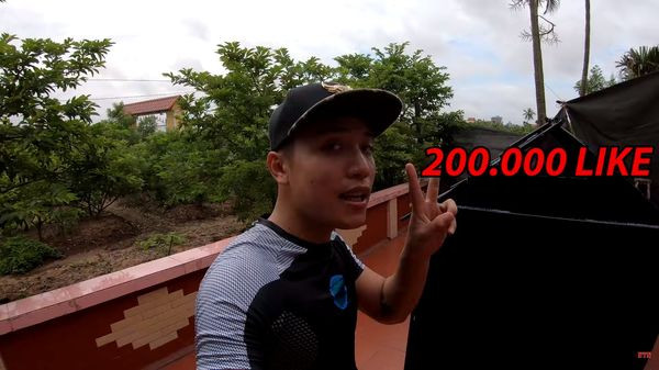 Vlogger NTN tuyên bố nếu được 200K likes sẽ thực hiện thử thách 24h sống trong ngôi nhà từ 5.000 chiếc ống hút nhựa trên. (Ảnh cắt từ clip)