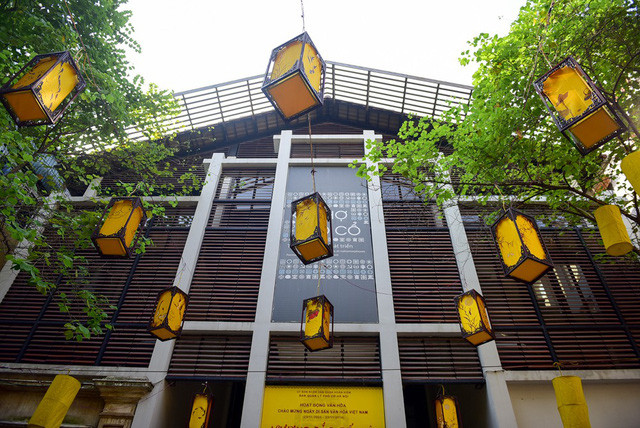 Đèn lồng màu sắc tươi tắn được treo trên tuyến phố nhằm điểm thêm nét đẹp cho con đường nón lá.