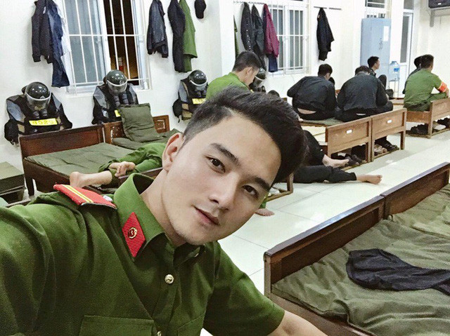 Bức ảnh Ngọc Anh trong bộ cảnh phục gây “sốt” mạng.