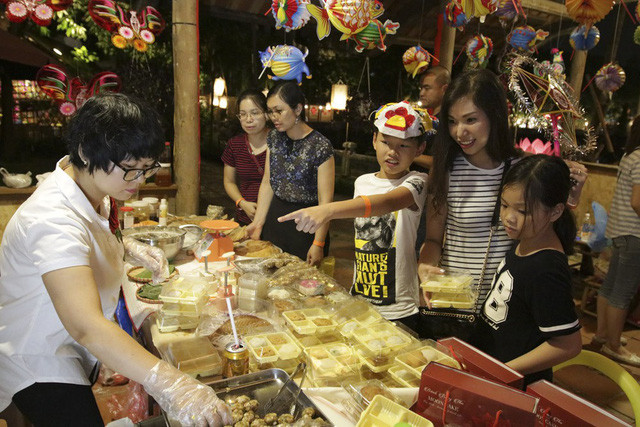 Tại khu vực làm bánh Trung thu, mọi người có thể tự làm cho mình nhiều loại bánh với nguyên liệu đầy đủ.