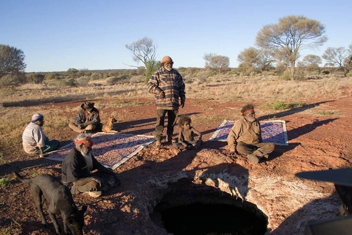 Spinifex là một nhóm thổ dân sống trong sa mạc Great Victoria, Australia, một trong những địa điểm khắc nghiệt nhất trên thế giới. Mặc dù vậy, họ đã sống ở đó hơn 15.000 năm nay.