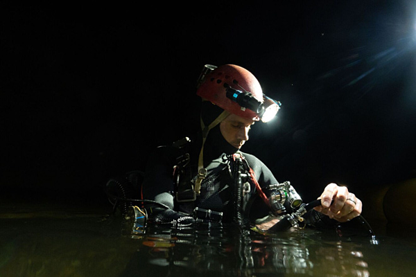 Hình ảnh hiếm hoi của đoàn thợ lặn hang động trong hành trình thám hiểm hang động Sơn Đoòng. Ảnh: Oxalis.