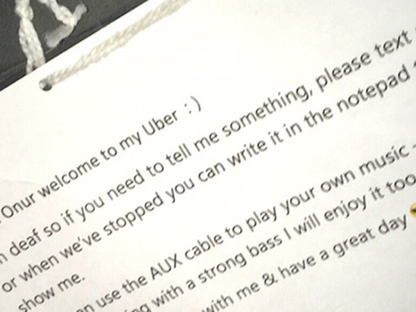 Tấm bảng ghi lời nhắn của tài xế Onur.