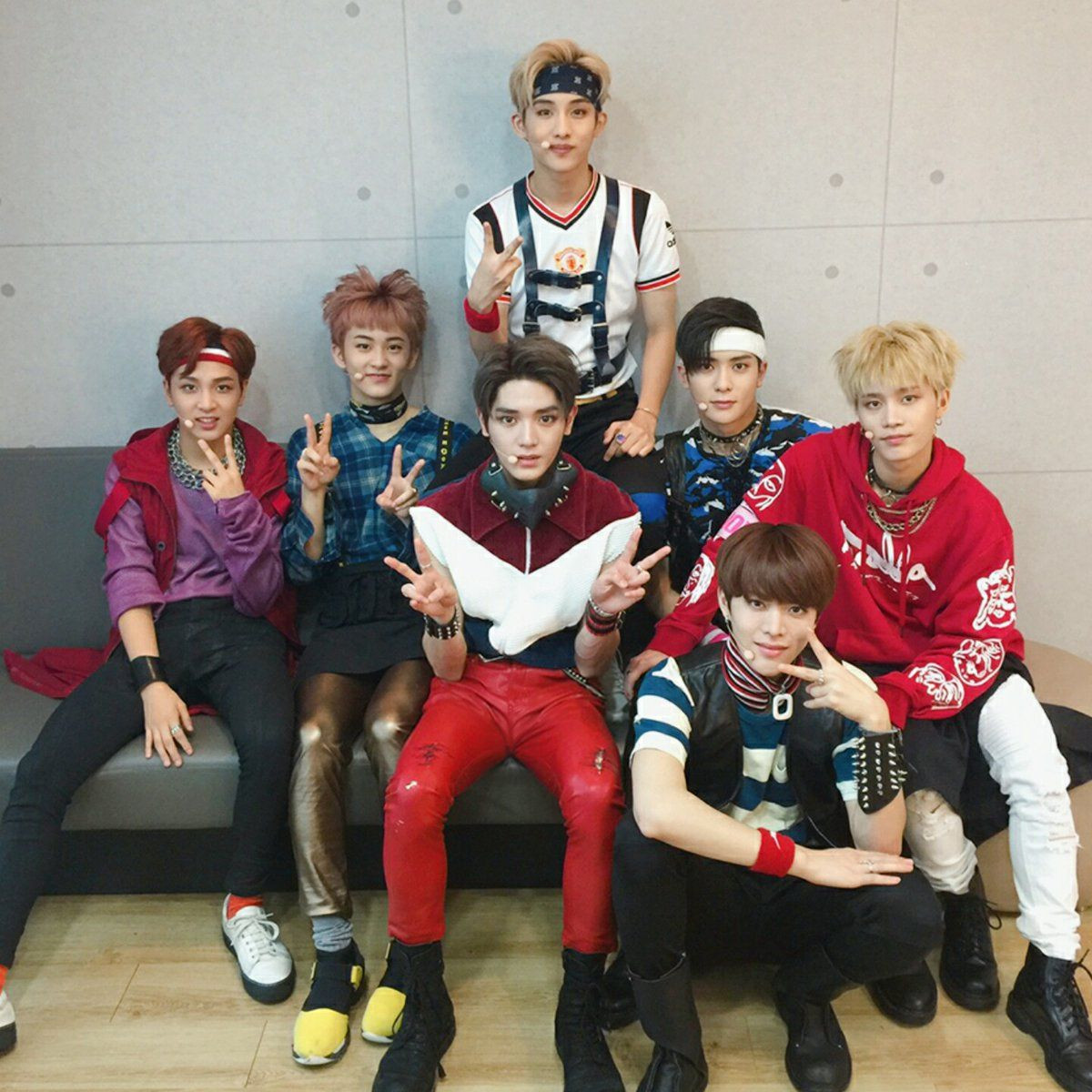 Khi mới debut, NCT thường khiến khán giả hoang mang không biết các chàng từ phương nào lạc tới. Vẫn biết NCT là nhóm nhạc trẻ trung năng động, nhưng đâu có nghĩa là mỗi thành viên lại mặc đồ một kiểu như thế này.