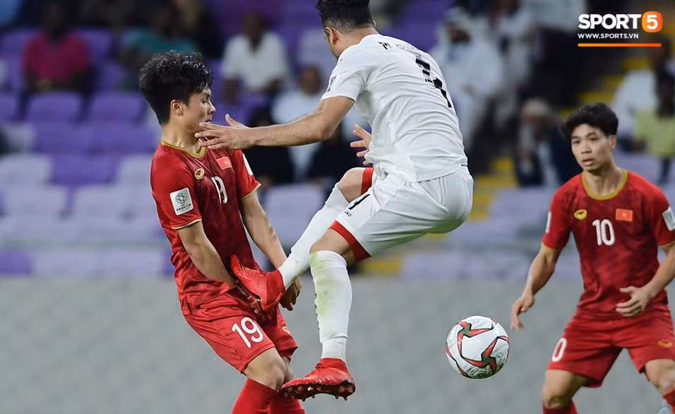 Tình huống phạm lỗi của cầu thủ đội Yemen với Quang Hải. (Ảnh: Sport5)