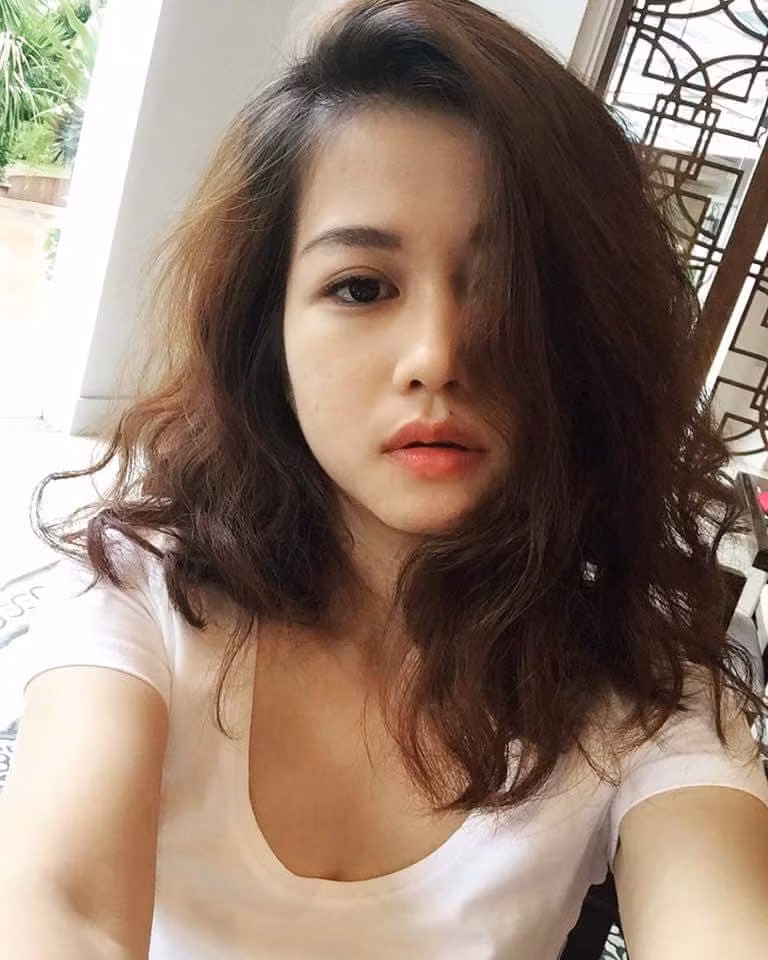 Cô giáo sở hữu gương mặt xinh xắn, vẻ đẹp trẻ trung và hiện đại. (Ảnh: FBNV)