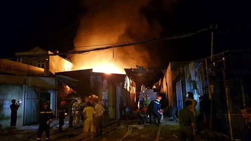 "Đứng cách xa cả trăm mét mà vẫn cảm thấy rất nóng, nhiều người hoảng loạn bỏ chạy", một người dân địa phương cho biết ẢNH: NGUYỄN CHUNG.