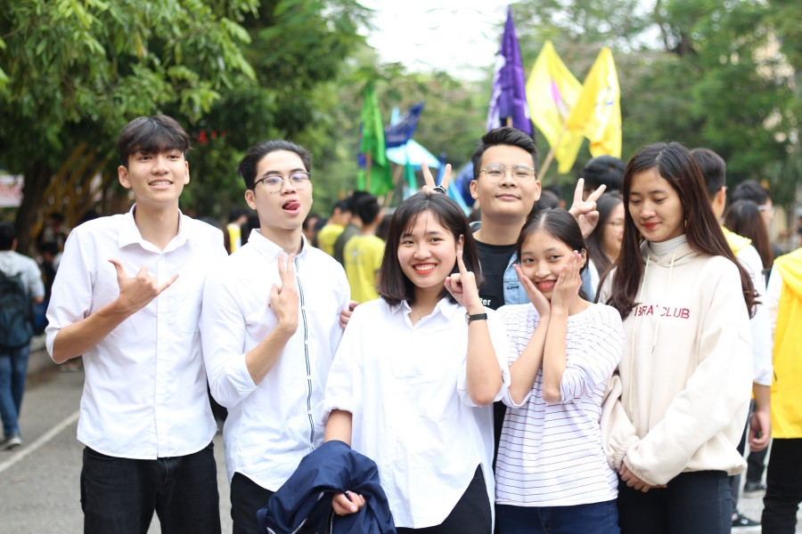 Sự tươi sáng đầy năng lượng của tuổi trẻ được thể hiện rõ ràng qua nụ cười rạng rỡ của các bạn sinh viên.