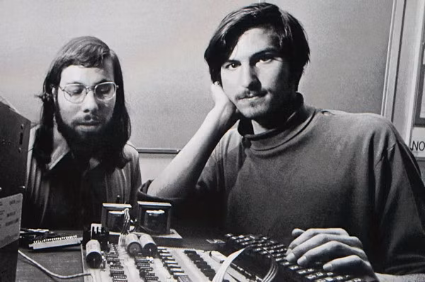 Những ngày đầu tiên, ngay cả Steve Jobs lẫn Steve Wozniak, 2 nhà đồng sáng lập Apple, cũng khó tin rằng có ngày công ty của mình sẽ cán mốc giá trị nghìn tỷ đô la.
