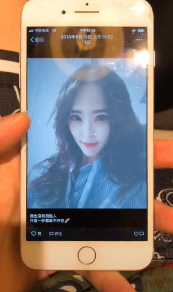 Hình ảnh cô gái selfie.