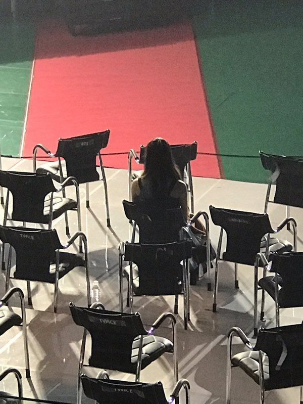 Mỗi khi các nhóm nhạc lên sân khấu nhận giải hoặc vào hậu trường chuẩn bị cho tiết mục của mình là Chungha lại ngồi một mình giữa mênh mông ghế của đồng nghiệp. Nhìn hình ảnh này hẳn ai cũng thấy làm idol solo chẳng vui chút nào, bảo sao số lượng nhóm nhạc ở K-Pop thì nhiều mà ca sĩ đơn thì ít hơn hẳn.