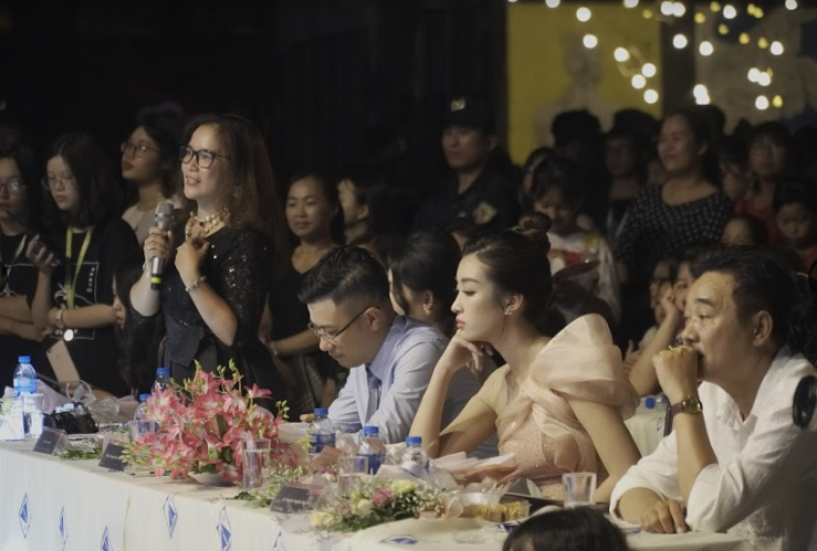 Hàng ghế giám khảo với sự xuất hiện của những khách mời nổi tiếng như NSƯT Quốc Khánh, Hoa hậu Đỗ Mỹ Linh.