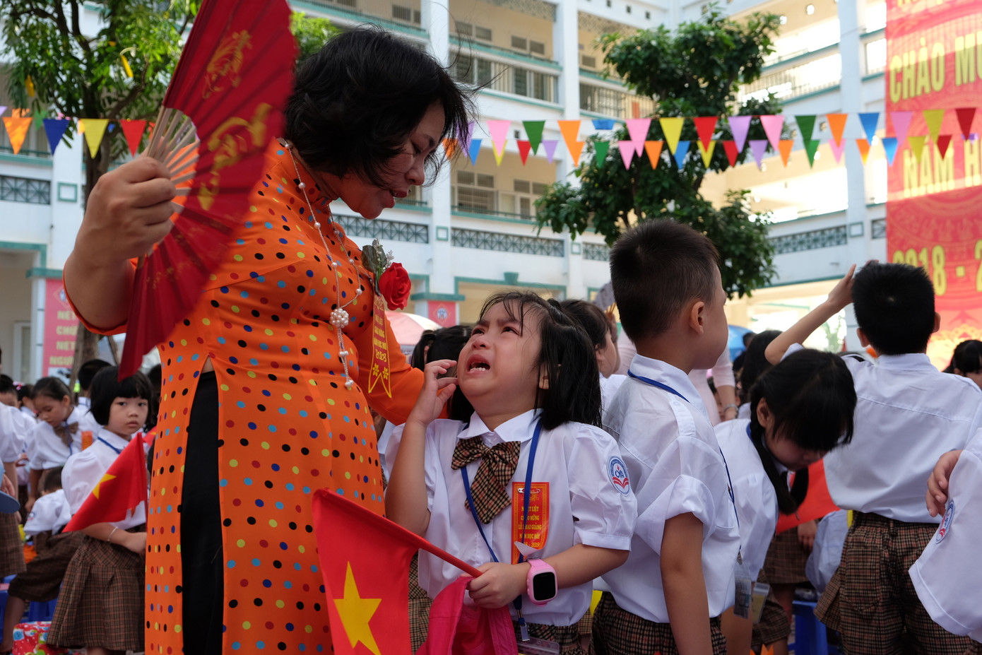 Không chỉ khóc mà còn mè nheo cô giáo.