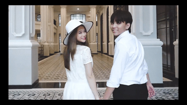 Khoảnh khắc đáng yêu của cả hai trong MV cover.