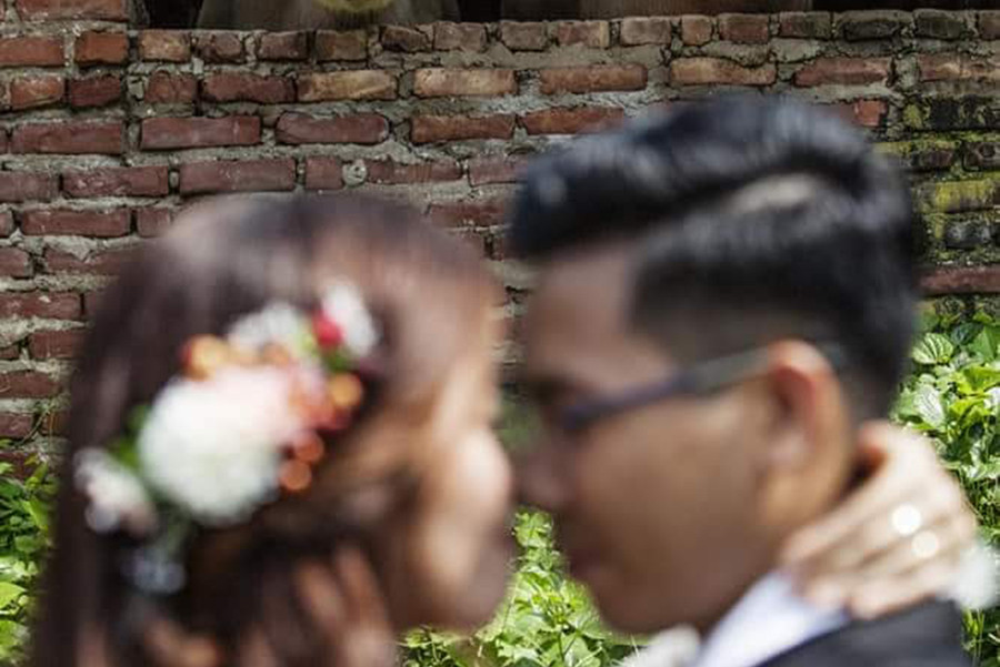 Nhân vật chính bị lu mờ dù kì công tạo dáng.