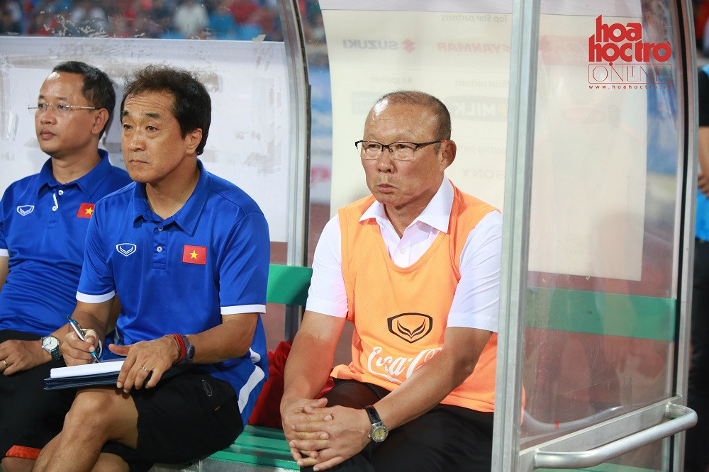 HLV Park Hang Seo khiến nhiều người lo ngại khi thay toàn bộ cầu thủ trong trận gặp Oman, song chiến thắng chung cuộc đã chứng minh điều ngược lại.
