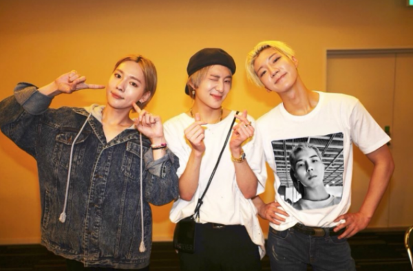 Bạn có nhìn thấy Mino ở đâu không? Chàng trai in trên áo của Lee Seunghoon đây mà. Rất sáng tạo đúng không nào?