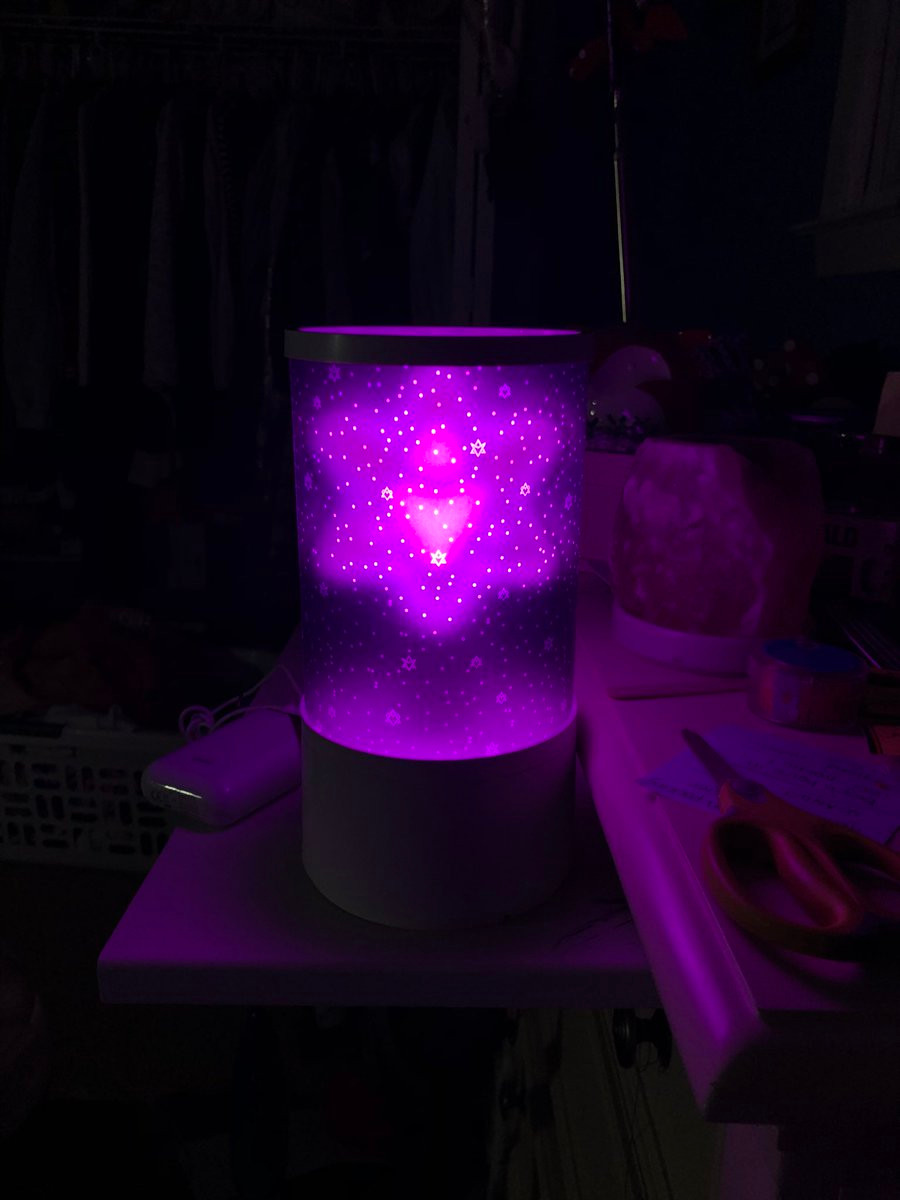 Trong trường hợp nhà chưa có đèn ngủ, thì một chiếc lightstick đẹp mơ màng thế này cũng giúp bạn ngủ ngon hơn nhiều.