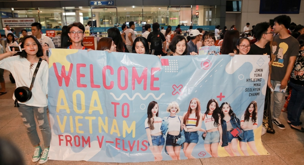 Đông đảo fan hâm mộ nhóm AOA xuất hiện tại sân bay để chào mừng các cô gái.