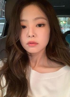 Nhìn Jennie chụp selfie mà căng thẳng như sắp đi phỏng vấn xin việc vậy đó.