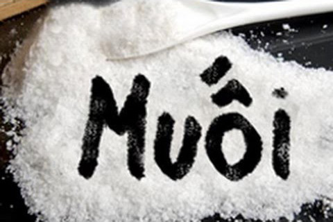 Muối là gia vị rất phổ biến của người Việt trong nấu ăn, chấm các loại hoa quả...