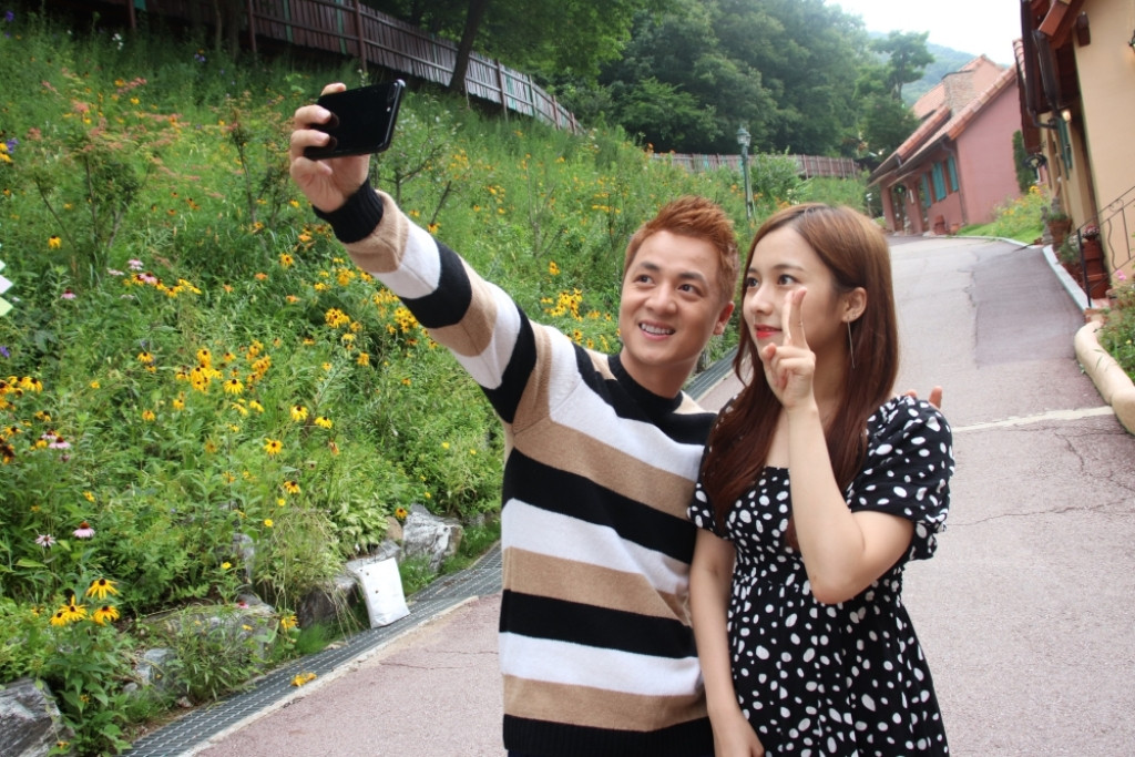 Trong chuyến đi sang Hàn Quốc thực hiện MV, bà xã Thuỷ Anh luôn đồng hành, theo sát ê-kíp để đảm bảo có được những khung hình lãng mạn và đẹp nhất. Đặc biệt, cô luôn động viên Đăng Khôi cứ diễn hết mình, không cần phải ngại ngùng những cảnh quay tình cảm.