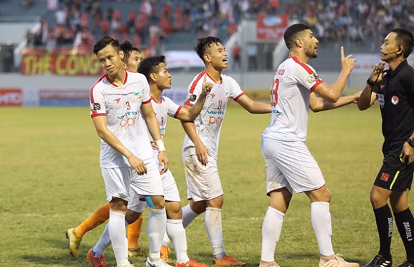 Pha đưa người cản bóng của Quế Ngọc Hải nhận thẻ đỏ khiến cầu thủ xứ Nghệ phải rời sân.