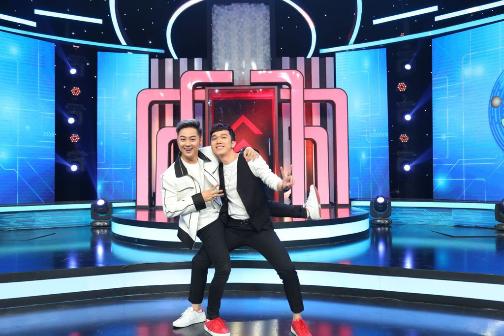 “Bộ 3 siêu đẳng” còn gây bão khi “liều lĩnh” lựa chọn cùng lúc 2 MC nam để hoạt náo, dẫn dắt chương trình là ca sĩ, MC Thanh Duy và ca sĩ, MC Minh Xù.