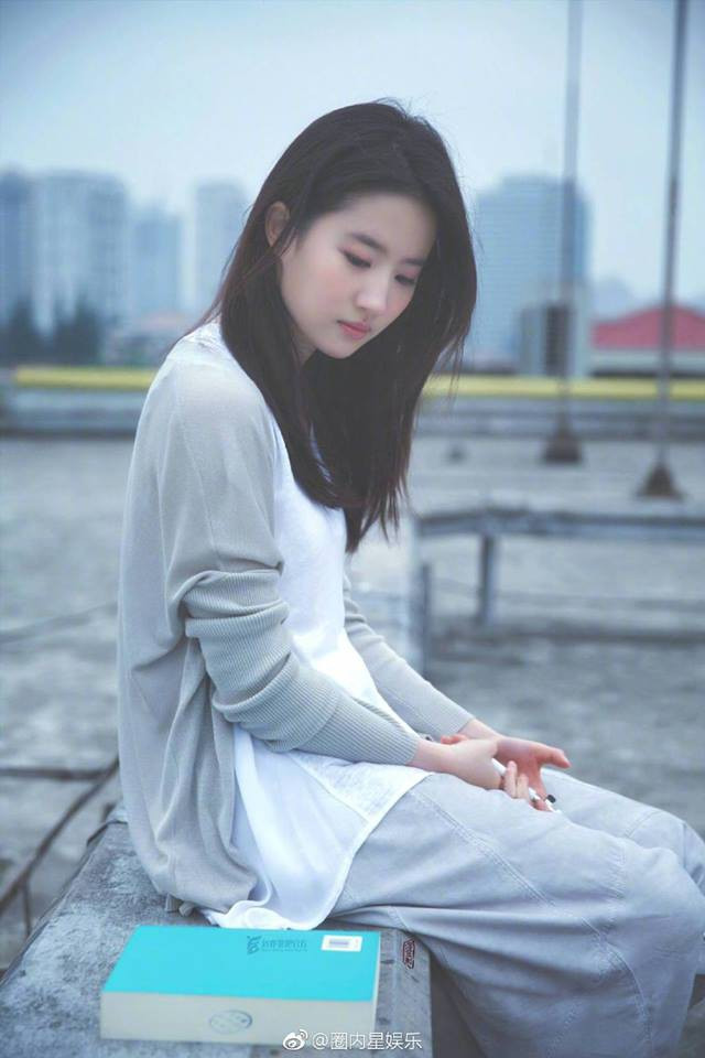 Bộ ảnh được chụp vô cùng đơn giản từ bối cảnh đến trang phục, đạo cụ. Thậm chí Lưu Diệc Phi còn không làm tóc hay trang điểm cầu kỳ. Nhưng chính điều đó lại càng làm nổi bật gương mặt đẹp hoàn hảo của Lưu Diệc Phi.