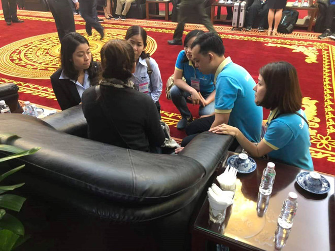 Các nhân viên Saigontourist đang thăm hỏi tình hình của các du khách sau khi trở về VN. ẢNH: CTV.