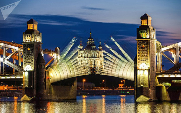 Cây cầu Peter the Great mở lúc 2h sáng trong đêm trắng.