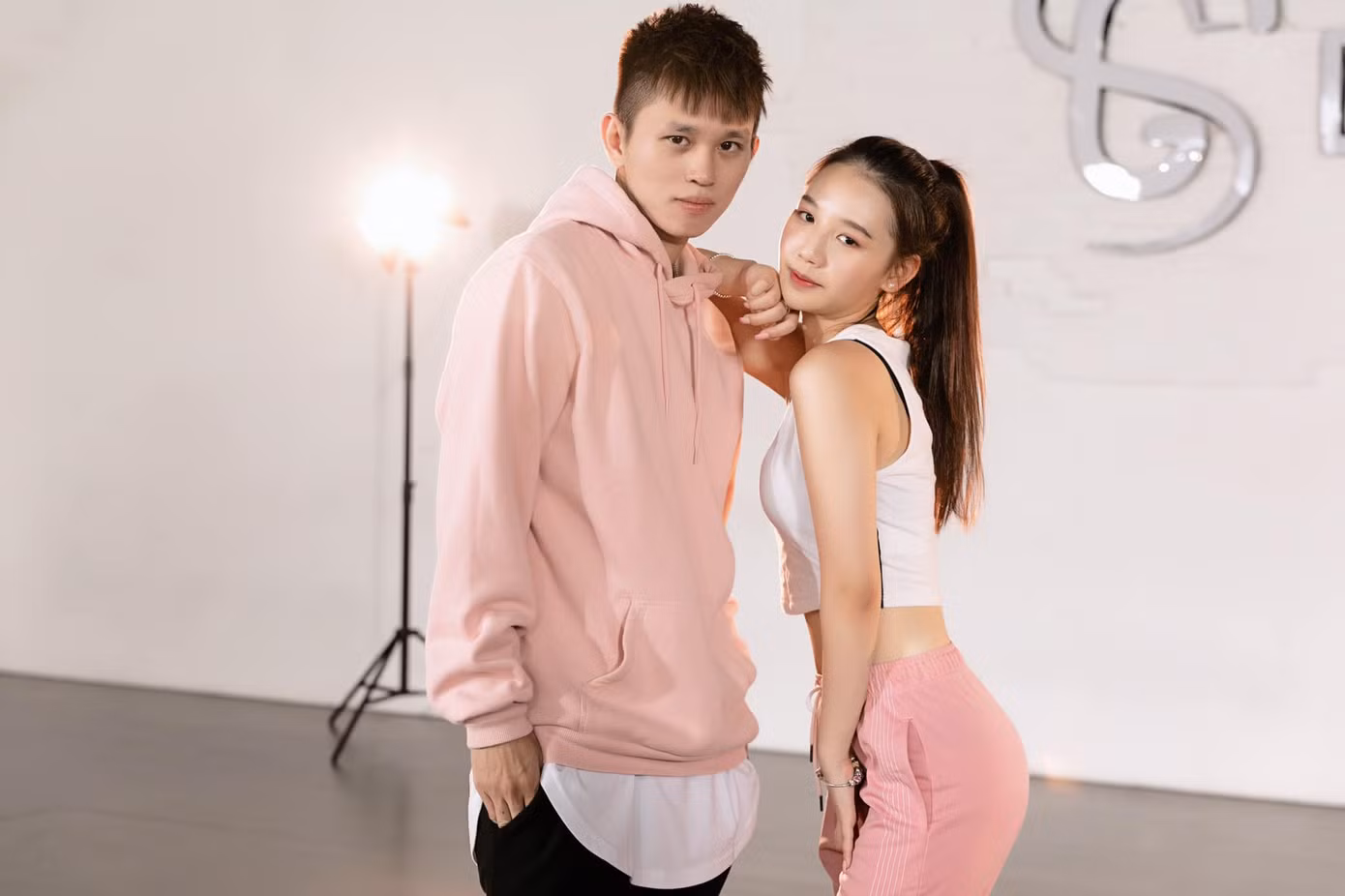 Số hint trên sân khấu cũng không bằng số hint 1 tập của Nhật Kí MeeMee. Lượng thính hai anh chị 