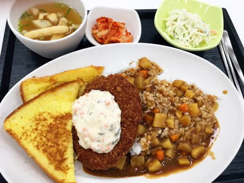 Nhà ăn là nơi ưa thích của nhiều sinh viên, đặc biệt những người giàu tâm hồn ăn uống. Đến đây, họ được phục vụ những món tiêu chuẩn tương đương nhà hàng với mức giá thấp hơn nhiều.