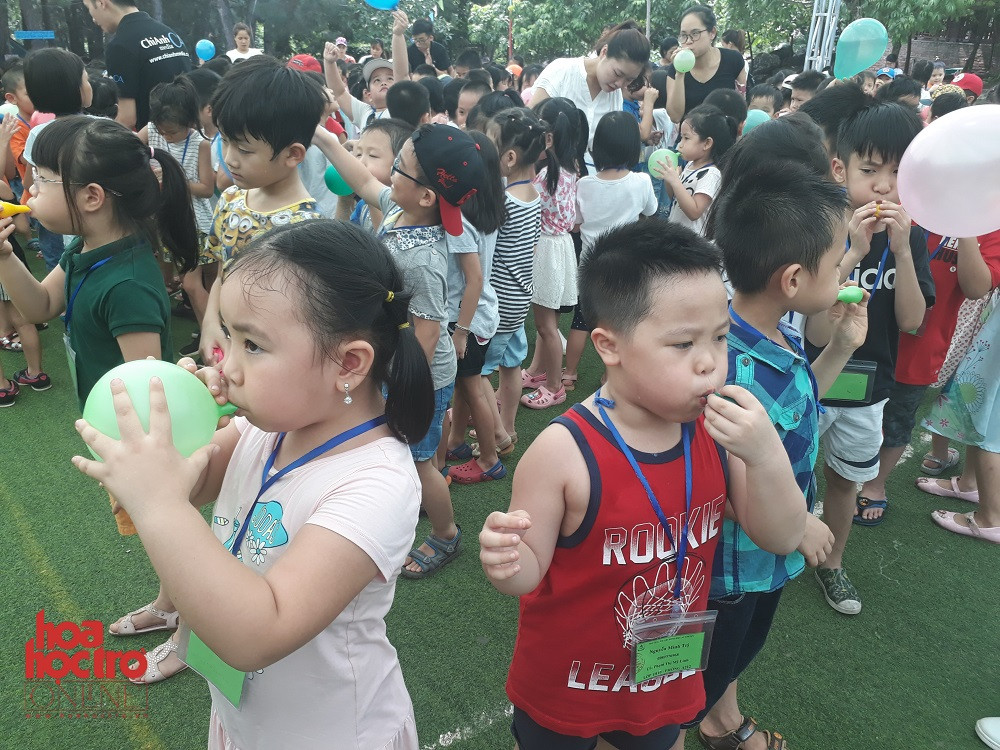 Trò chơi thổi bóng và di chuyển bóng bằng chân diễn ra đây hấp dẫn và sôi nổi.