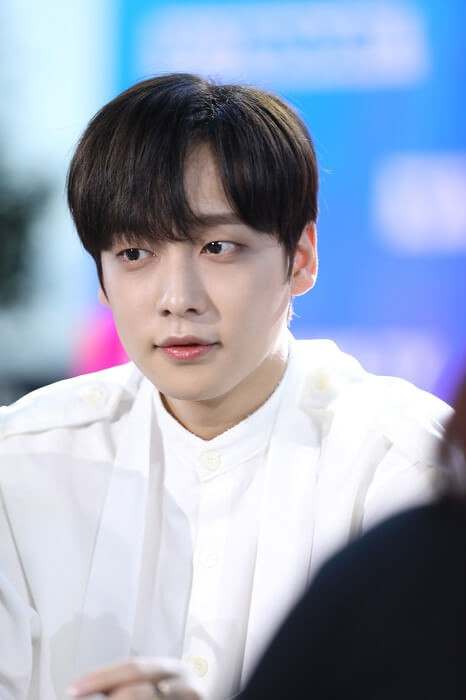 Snuper và GFriend khoe visual đỉnh cao tại fansign ở phố đi bộ Nguyễn Huệ ảnh 1