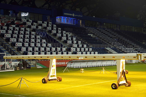 Thiết bị sưởi ấm mặt cỏ hoạt động trong đêm 23.1 để bảo đảm đem đến sân khấu hoàn hảo nhất cho trận tứ kết giữa Việt Nam và Nhật Bản. Ảnh: NGỌC LINH.