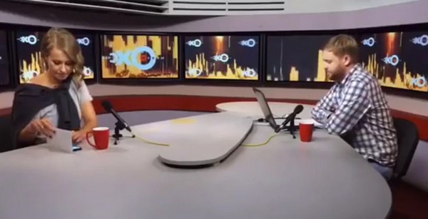 Ksenia Sobchak cố gắng che giấu chiếc iPhone X mình đang sử dụng nhưng bất thành