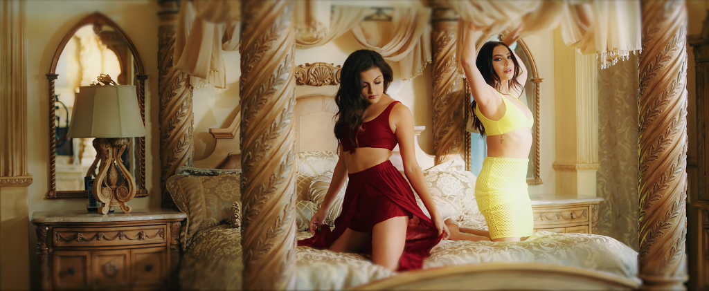 với những cô gái xinh đẹp vây quanh trong không gian mờ ảo.