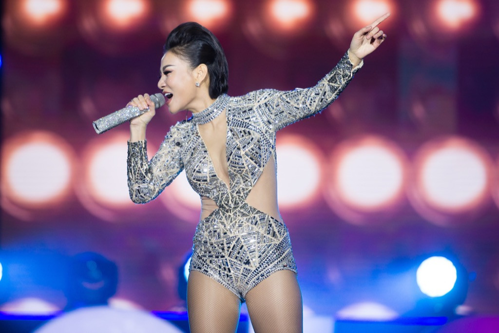 Diện bộ trang phục đính đá lấp lánh với những đường cut-out cá tính, nữ ca sĩ khoe khéo vẻ đẹp hình thể dù đã là mẹ 1 con