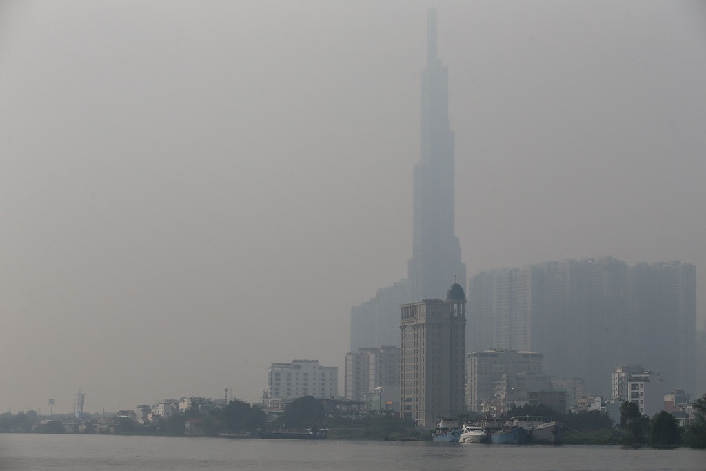 TP.HCM chìm trong ô nhiễm không khí nhiều ngày qua. Ảnh: Danh Phạm.