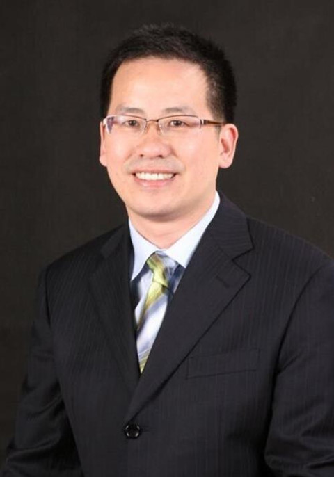 Thầy Vương Khai Đông - giáo viên Ngữ văn của tỉnh Giang Tô, Phó hiệu trưởng trường Trung học số 1 Tô Châu - là tác giả của bài viết khiến nhiều người bái phục. Ảnh: JSTV.