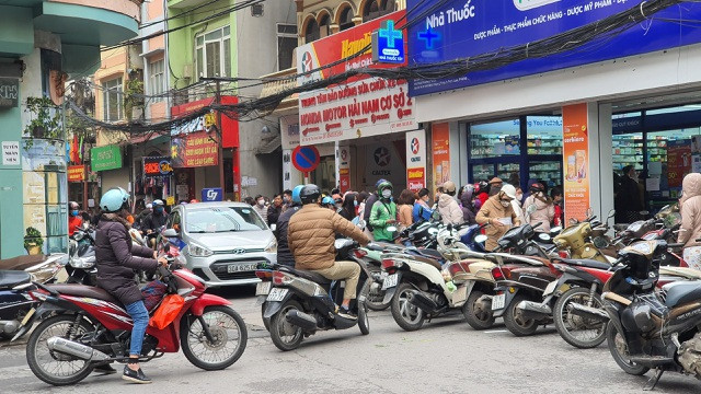 Bãi xe tràn ra cả lòng đường. Bãi xe tràn ra cả lòng đường.